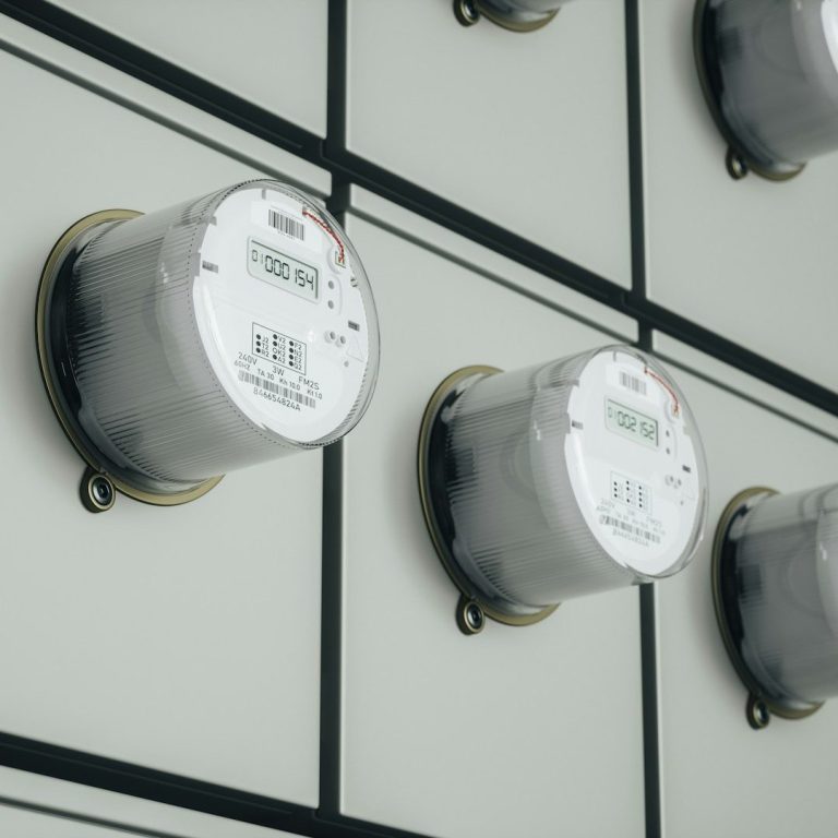 Mehrere Stromzähler an einer Wand montiert, in einer Reihe angeordnet.