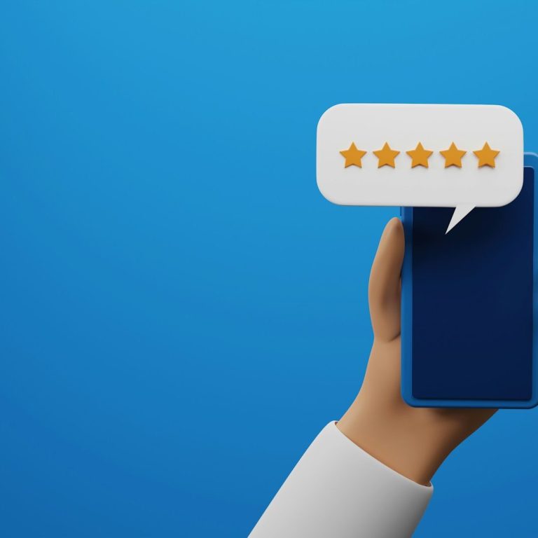 Hand hält ein Smartphone mit einer Sprechblase und fünf goldenen Sternen.