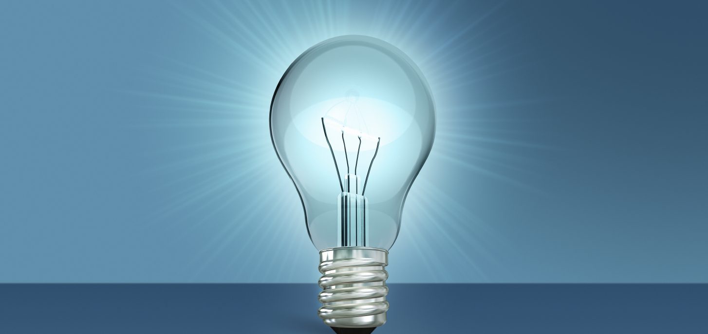 Einfache Glühbirne mit bläulichem Hintergrund und sanftem Lichtschein.